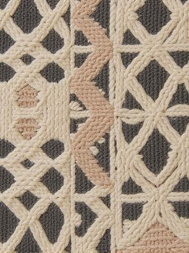 Détail de tapisserie avec un motif géométrique complexe en teintes de beige et brun